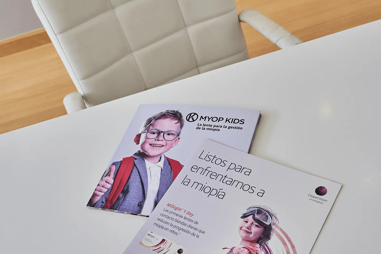 Folletos lentes y lentillas especiales para el tratamiento de la miopía en niños
