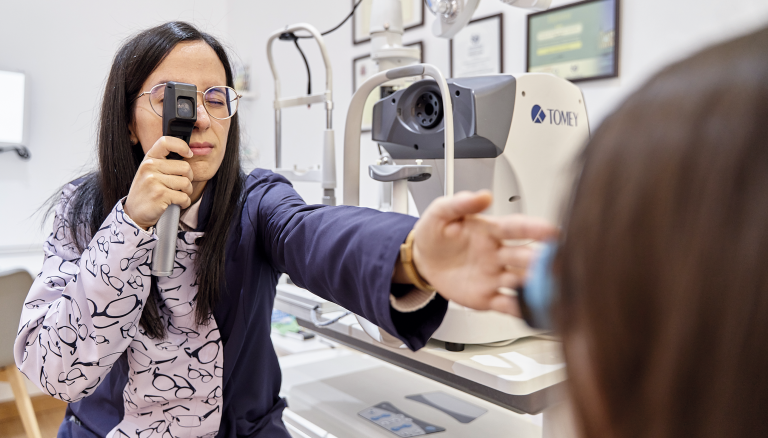 Profesional óptico optometrista realizando pruebas en las instalaciones de las óptica