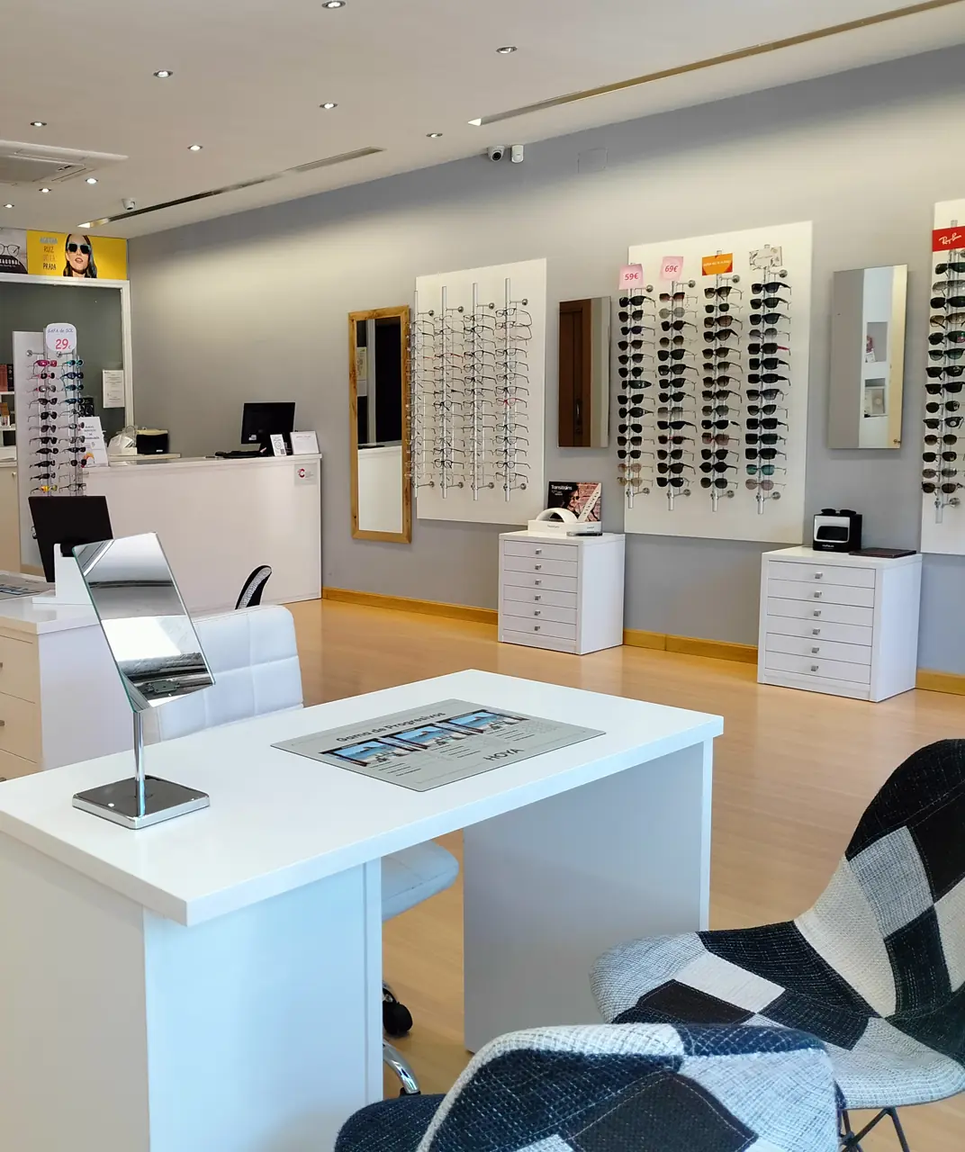 Ópticas cerca de mí en Salamanca / Zona de consulta y atención al cliente ÓPTICA Alamedilla
