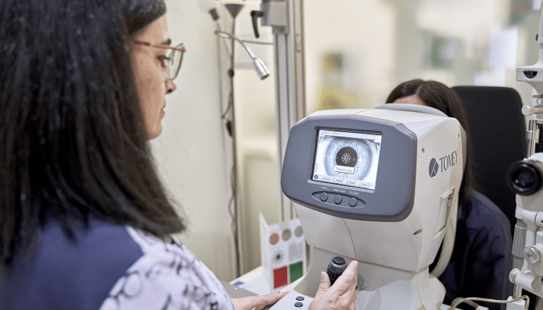 Profesional óptico optometrista realizando prueba de diagnostico de salud visual