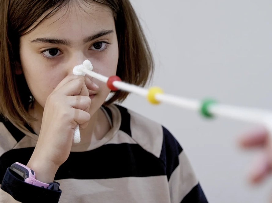 Detalle de prueba con objetos e instrumentos de destreza / Servicio de terapia visual ÓPTICA ALAMEDILLA