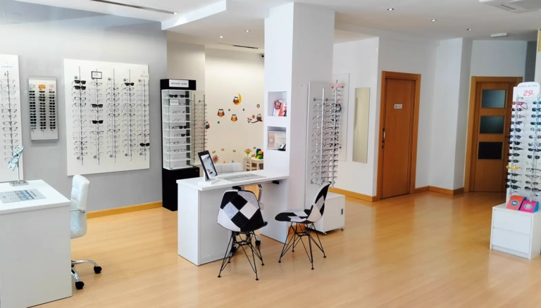 Interior de óptica en Avenida Comuneros Salamanca | Óptica Alamedilla